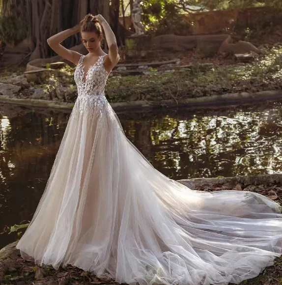 Bohemian Tulle Wedding Dresses Illusion Lace Bridal Gowns Backless Long V Neck Wedding Gowns Beach Dress Vestidos De Noiva