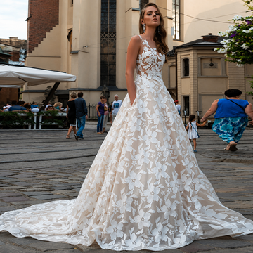 Sexy Beautiful A Line Wedding Dresses New Classic Appliques Lace Illusion Bride Gowns Sleeveless Court Train For Formal Party