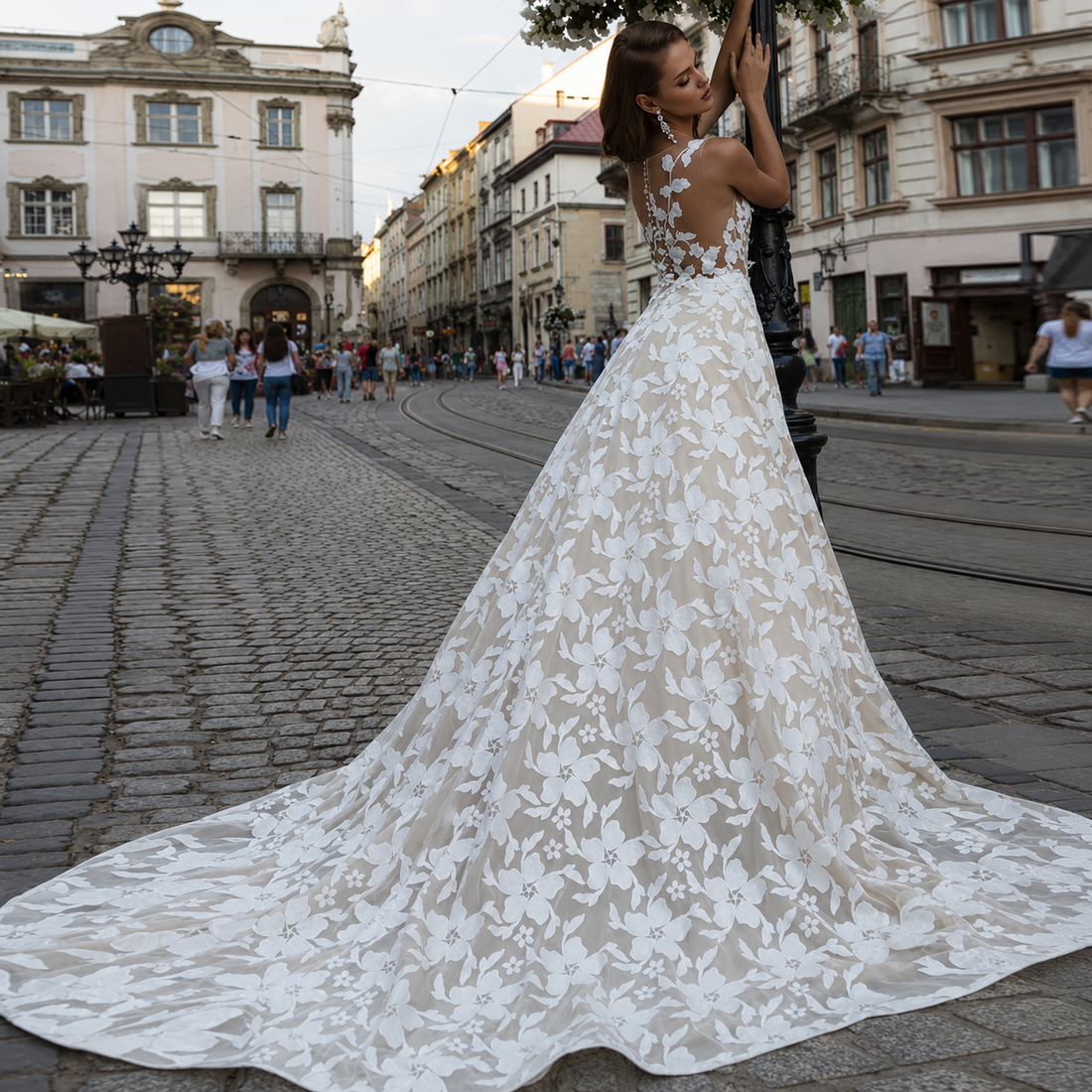 Sexy Beautiful A Line Wedding Dresses New Classic Appliques Lace Illusion Bride Gowns Sleeveless Court Train For Formal Party