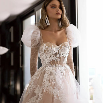 Elegantes vestidos de novia modernos de encaje y tul de champán, cariñosas de mangas largas y hinchadas.