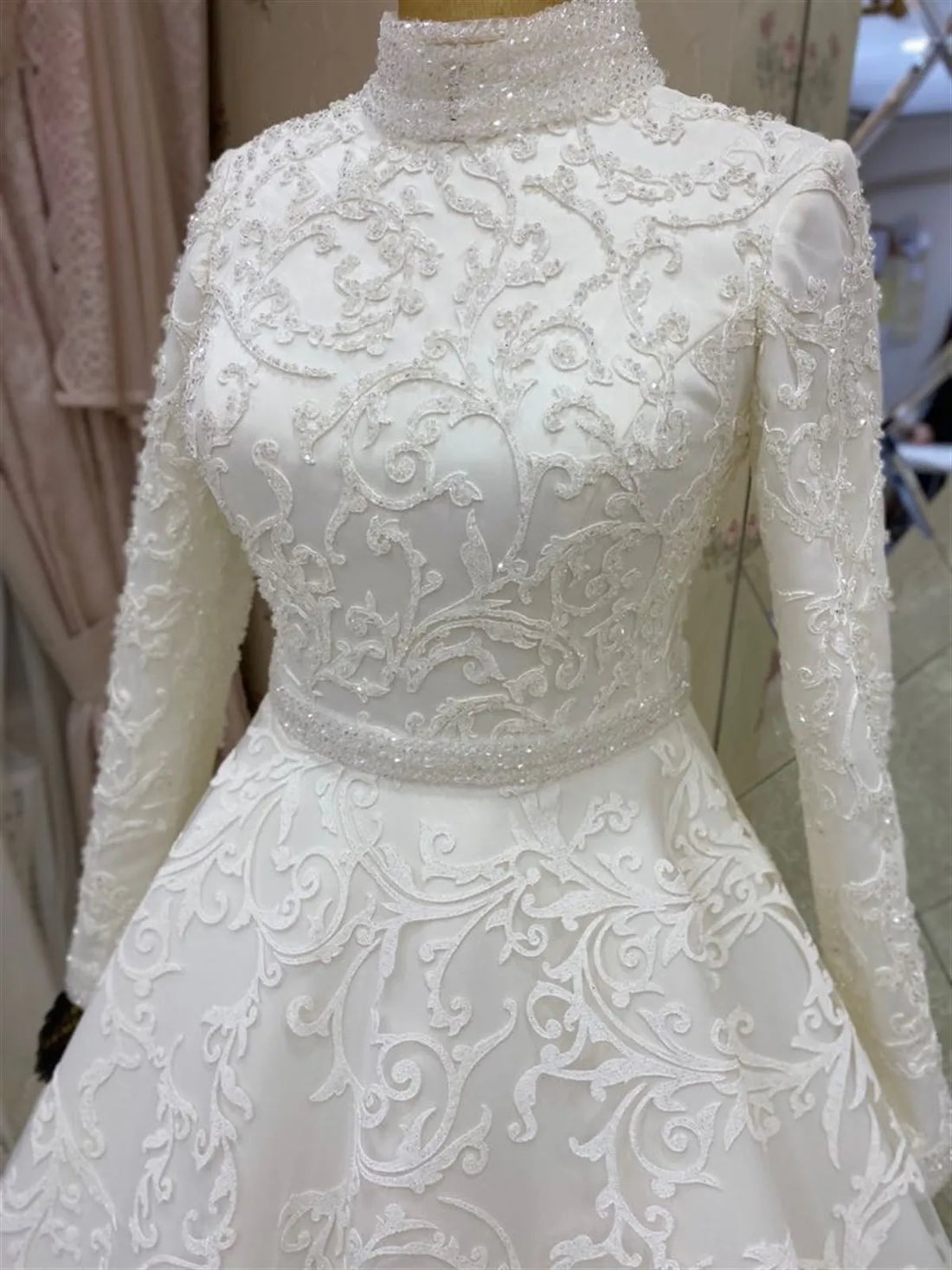 customized Luxury Lace Beaded Long Sleeve Muslim Wedding Dress 2023 High Neck Lace Bridal Dresses Robe De Soirée De Mariage