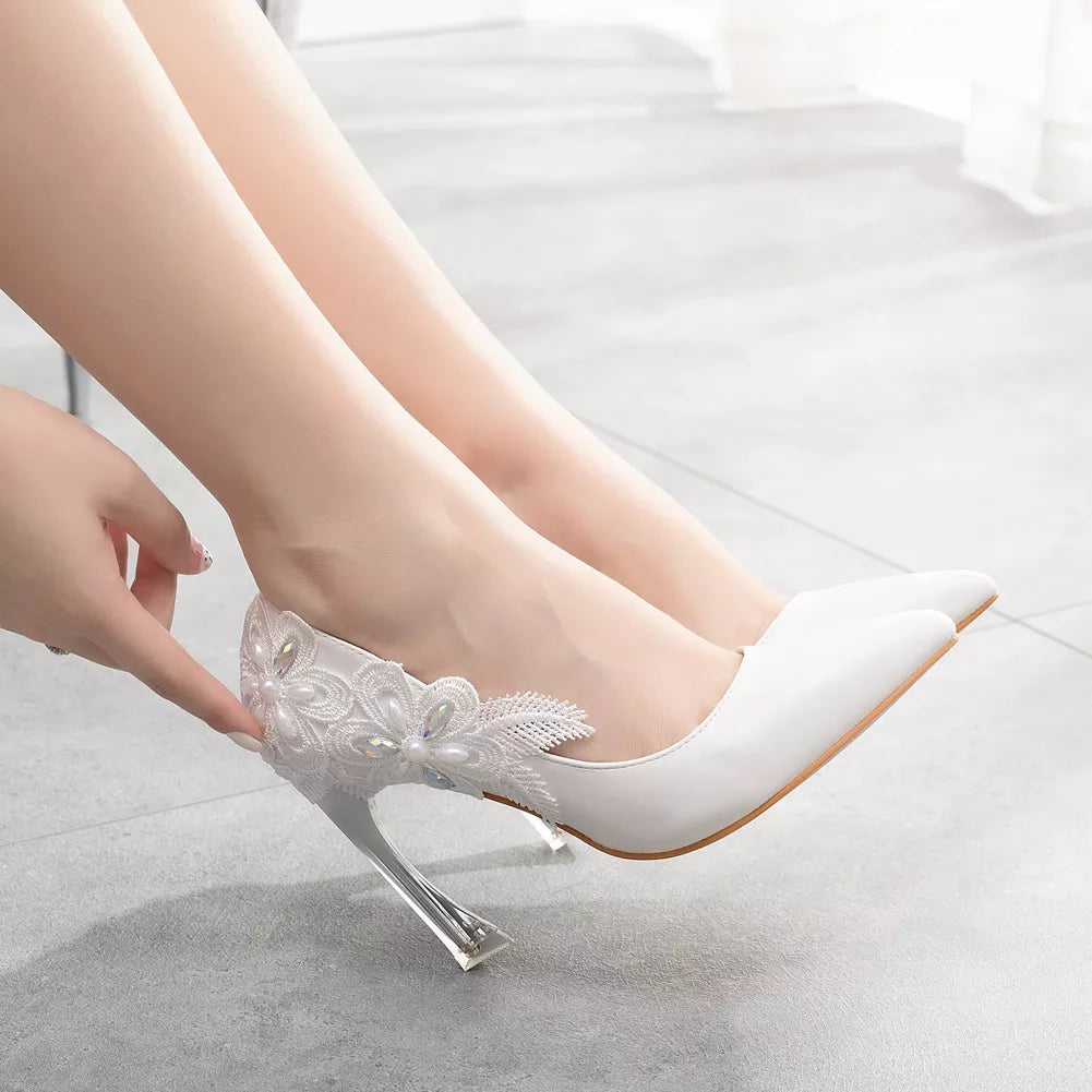 Crystal Queen White Lace Flower Bombs Bride Femenina Sexy 9 cm Tacos de altura de las novias Damas Destruces Elegantes zapatos de boda