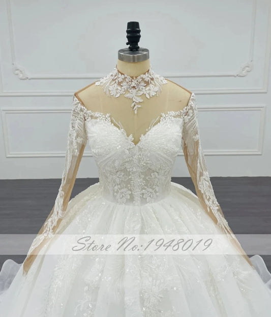 فستان زفاف عتيق برقبة عالية على شكل كرة مليء بالأكمام بطبعة زهور من فيستدو دي نويفا