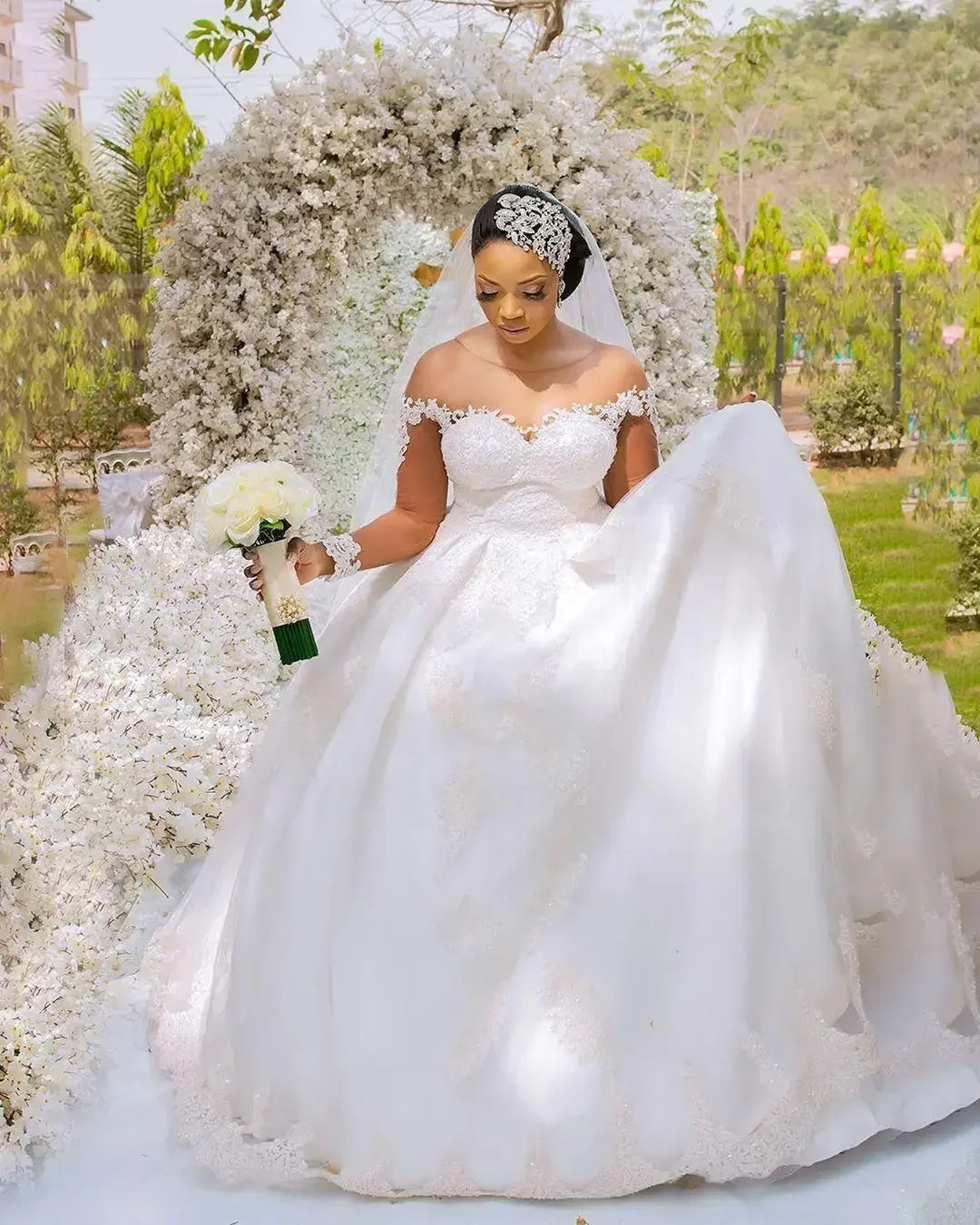 Customized Luxury Floor Length Sleeveless Tulle Puffy Big Ball Gown Off The Shoulder Wedding Dresses With Beaded Straps