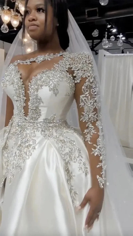 Білі африканські весільні сукні плюс розміри кристали сексуальні високі розкол блискучі сукні весільні сукні з аплікаціями з аплікаціями