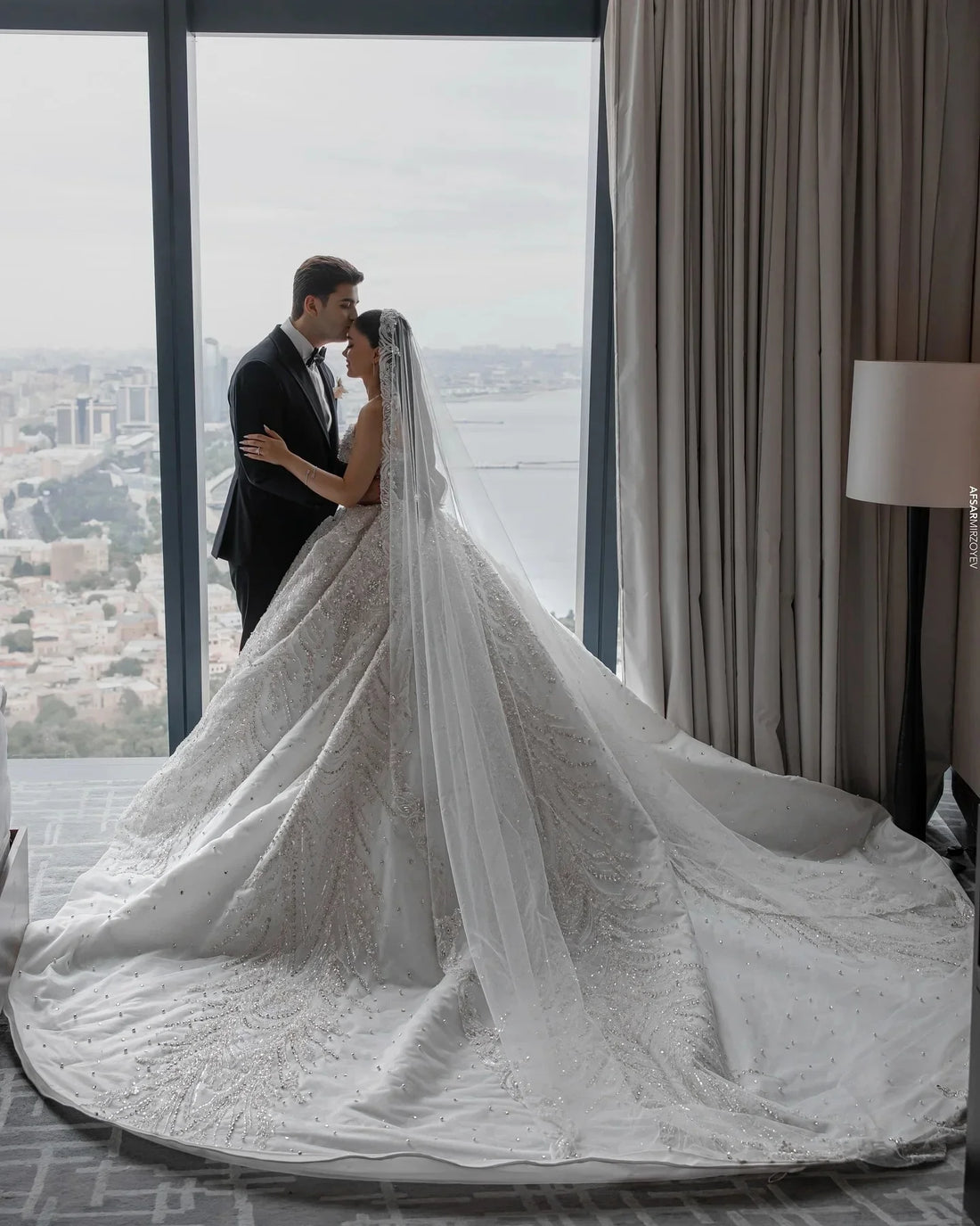 Customized Exquisite Beaded Pearls Ball Gown Wedding Dress Sequined Appliques Bridal Gowns Strapless Sleeveless vestido de novia