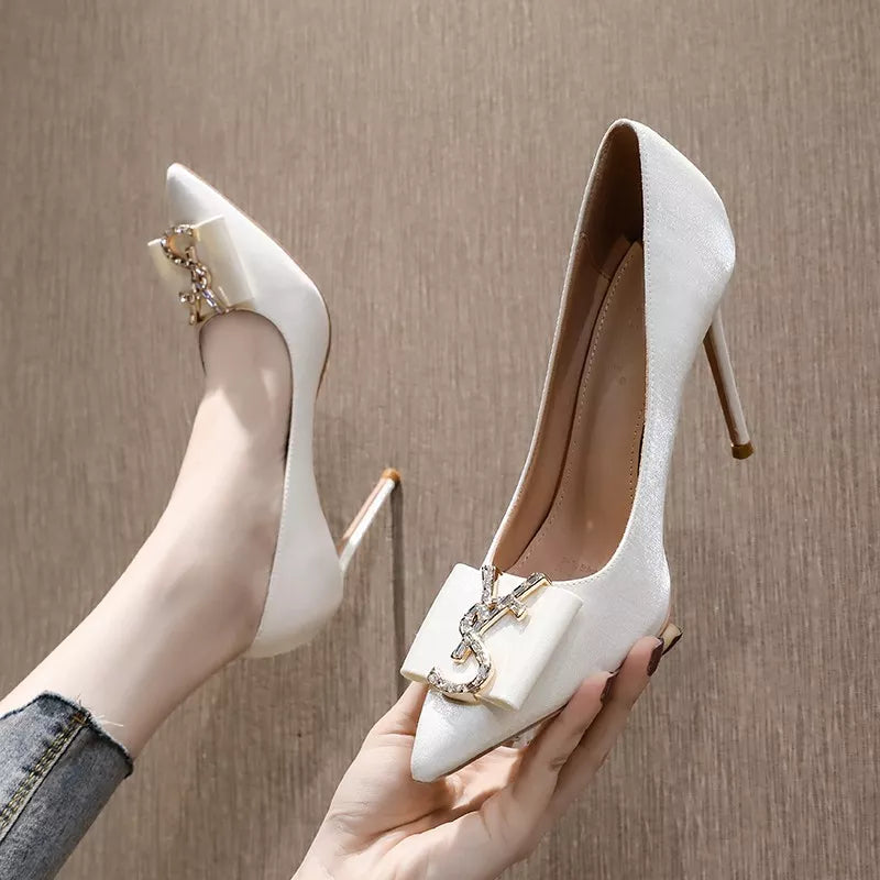Pombas de diseñador para zapatos para mujeres Crystal Crystal High Heel Stiletto Bombas de boda de stiletto Tacones de satén puntiagudos zapatos casuales de moda