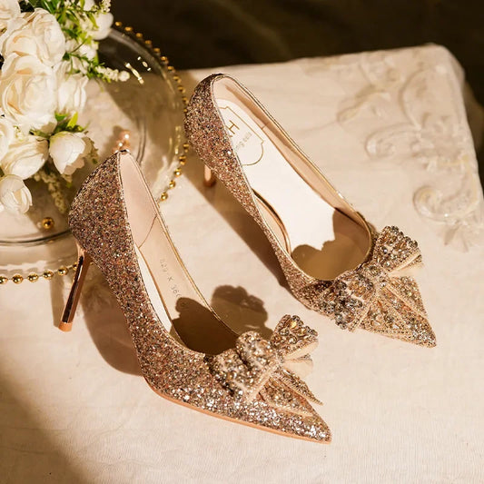 2024 Bombas de dedo del pie de lujo de otoño con lentejuelas de mariposa de mimón de mariposa tacones de oro tacones altos tacones de boda zapatos de boda