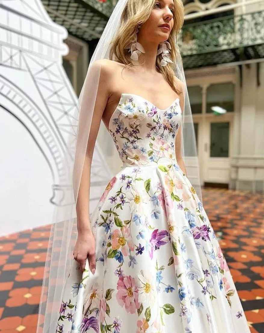 Vestidos de novia de flores impresas.