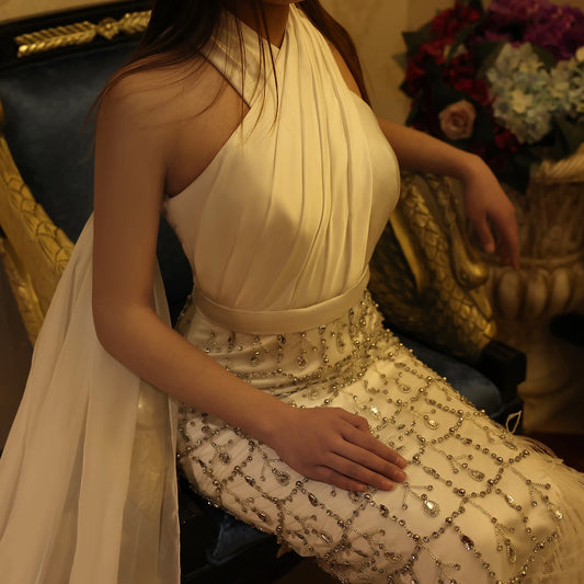 Vestido de noite de sereia branca de penas de luxo com capa halter 2024 mulheres árabes, vestidos de festas de baile de casamento ss350