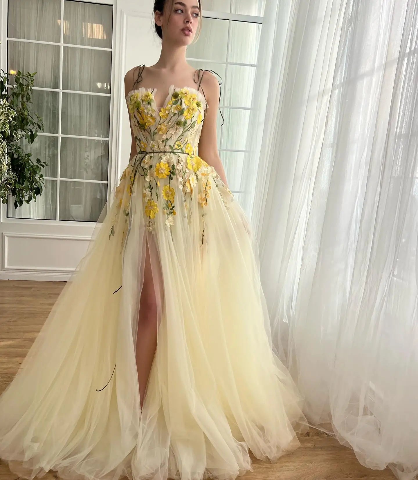 Yellow A-line Prom Dresses Lace Appliques Spaghetti Strap Formal Evening Sweep Train Side Split Sleeveless Clubbing