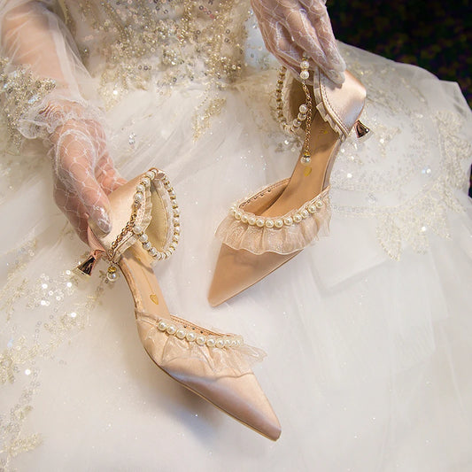 2024 Nuova cinghia di caviglia per tallone a corda Donne tacchi sottili in pizzo elegat gustose per matrimoni con tacchi di comodità di perle scarpe da sposa perle