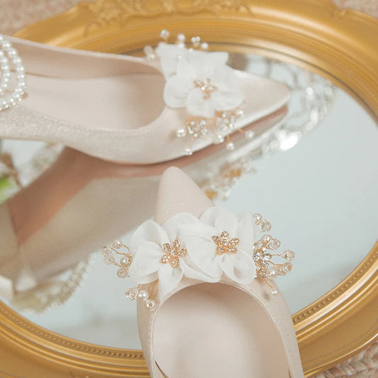 زهور أنيقة عالية الكعب مضخات النساء 2023 جديد اللؤلؤ حزام الكاحل أحذية الزفاف امرأة سلسلة حبة صغيرة كعب مربع حذاء زفاف