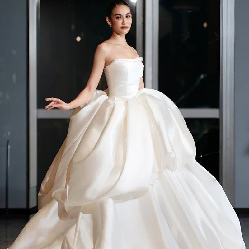 Customized Modern Satin Princess Wedding Dress Ball Dress Strapless Ruffles Layered A-line White Bridal Dress Vestido De Novia
