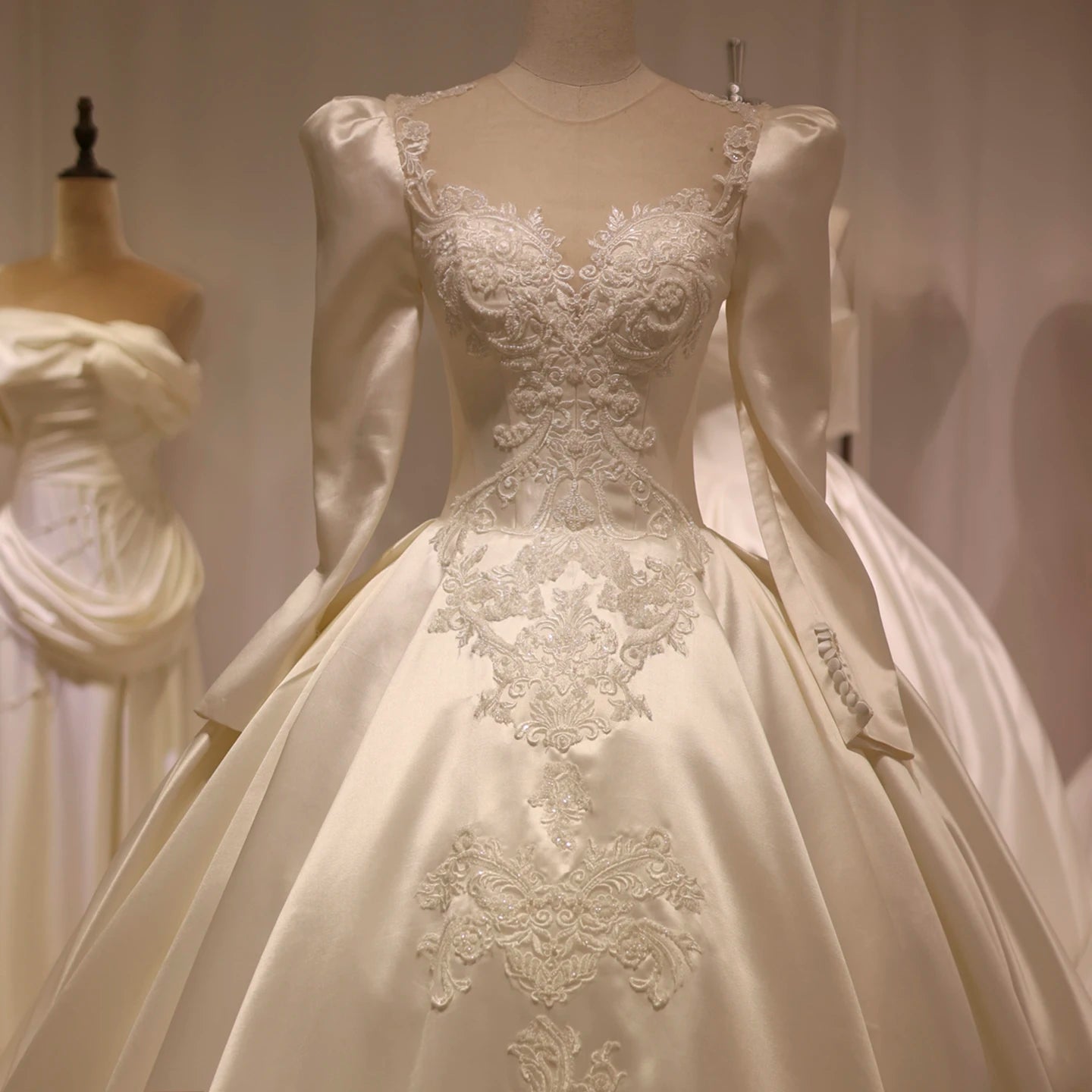 Robe de mariée en satin en dentelle vintage 2024 CHANDES BRIDALES Arabes élégants RS017