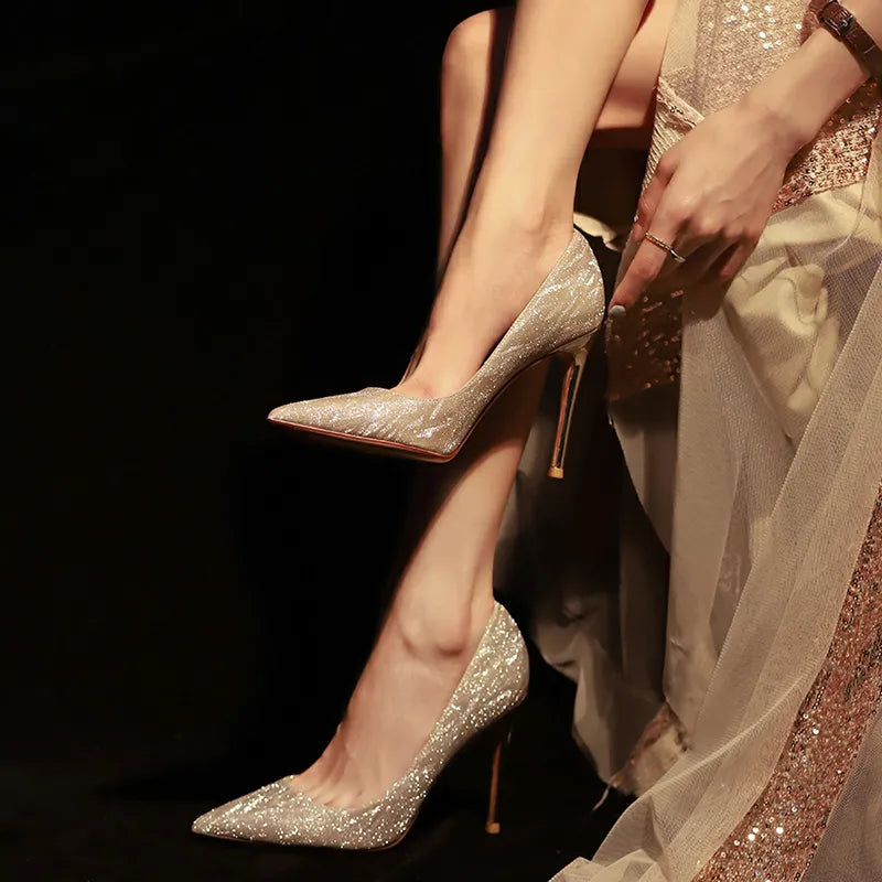 Scarpe da donna in argento oro di lusso 2024 con punta primaverilo con tacchi alti per feste per festi