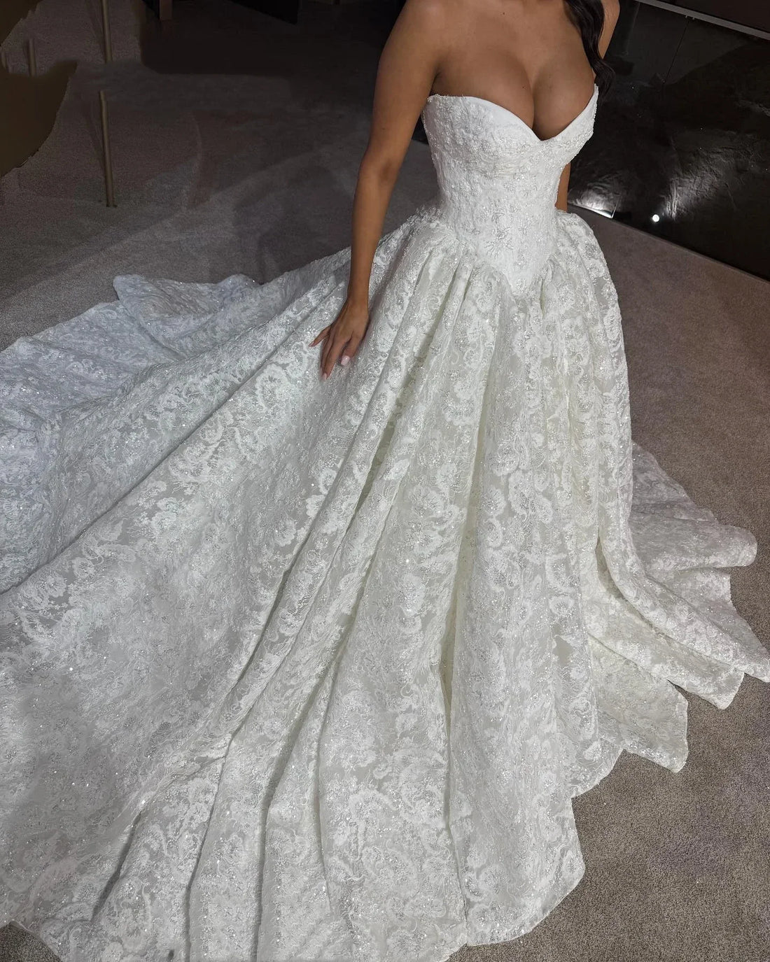 Customized Elegant Floral Lace Wedding Dresses Garden Sleeveless Wedding Gowns With Court Train Bridal Gowns vestido de novia