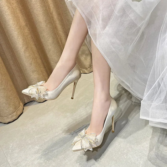Kadınların Yüksek Topuklu Stiletto 2024 Yeni Moda Mizaç Yay Rhinestone Noktalı Düğün Ayakkabıları Gelin Tasarımcılar Ayakkabı Parti Ayakkabıları