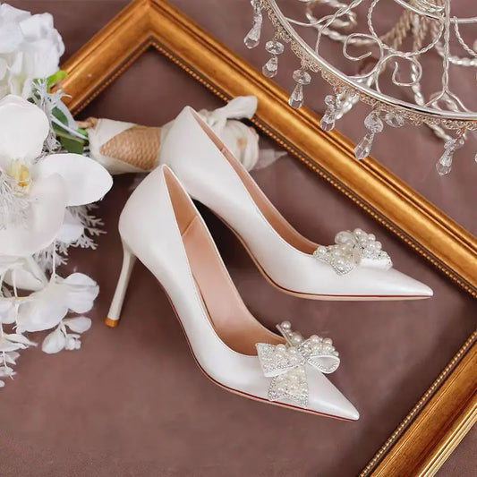 2024 Nuova moda puntata con punta di punta con tacchi alti da donna Stiletto White Pearl Bridal Wedding Scarpe Scarpe da festa per donne per donne