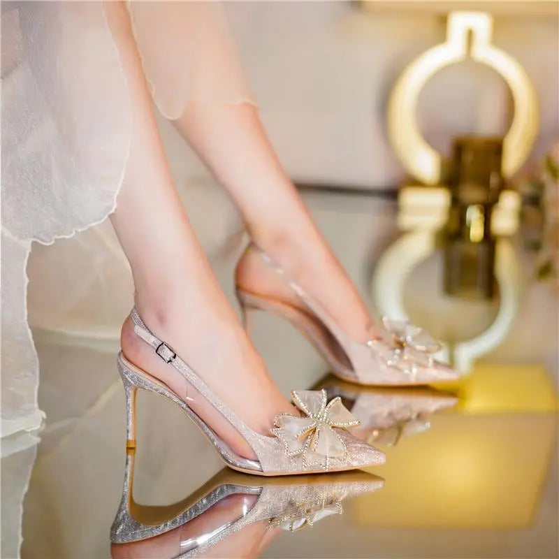 Calçados sandálias fechadas para mulheres saltos magros sapatos de senhoras estiletto verão 2024 diamante arco de prata silstones pontiagudas sandálias