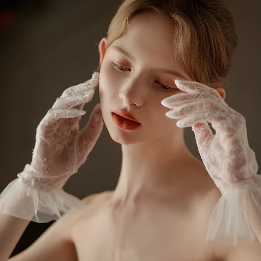 WG048 Boda exquisita Bridal Guantes de encaje blanco corto perlas Ruffle Edge Mujeres Damas Brida de dama de honor Muñeco de la muñeca