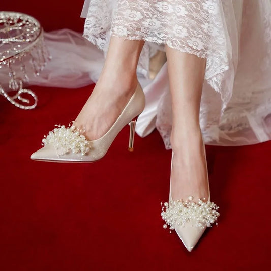 Novos sapatos de dama de honra no estilo francês White Pearl Stiletto Sapatos de casamento de salto alto para mulheres Zapatillas Mujer