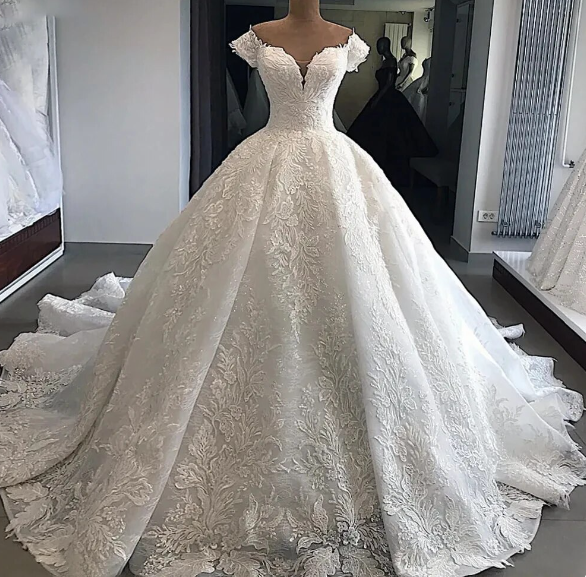 Lieverd halslijn luxe baljurk trouwjurk met delicate appliques van de schouder