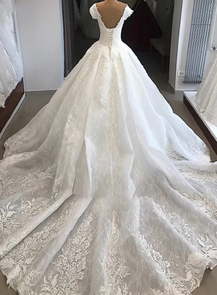 Robe de mariée de robe de bal de luxe en cœur avec des appliques délicates sur l'épaule