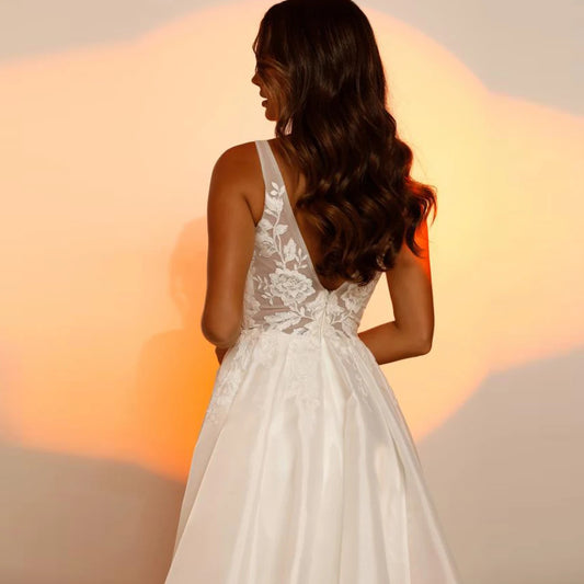 Perfect Elegant V-Neck Side Slit Robes de mariée en dentelle Appliques sans manches