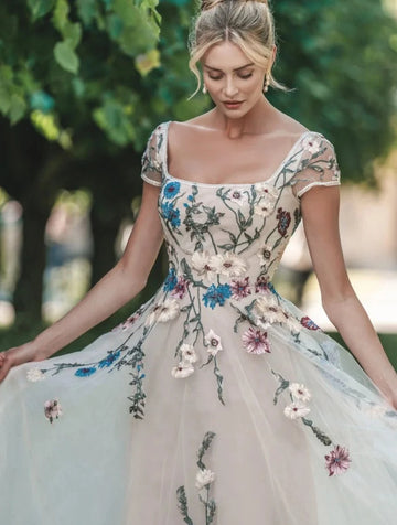 Broderie colorée en tulle une robe de mariée en ligne cou sur mesure de cou sur mesure en arrière sans taille plus taille maxi jardin de jardin