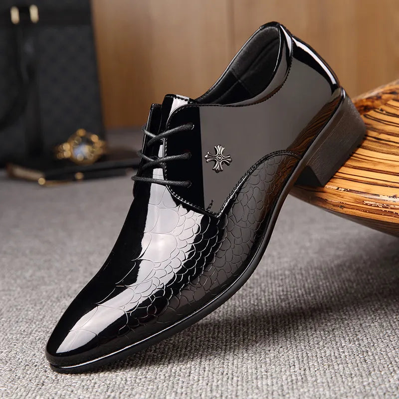 Os sapatos italianos italianos para homens mais novos sapatos de casamento de couro de luxo de luxo