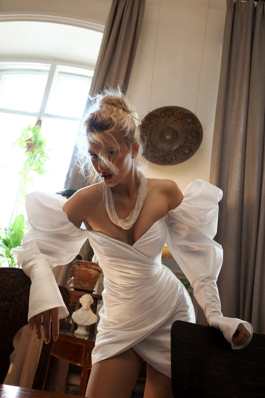 Short wedding dress with long puff sleeves and an open back with a zipper. Main material: taffeta