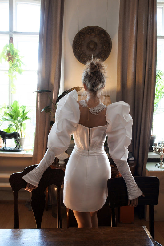 Short wedding dress with long puff sleeves and an open back with a zipper. Main material: taffeta