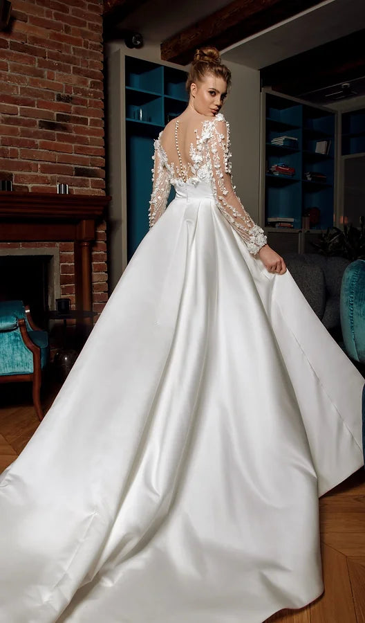 Abito da sposa a-line attraente per pulsanti di illusione della fessura da sposa 3d Appliques perle pieghettate Treno di corte Robe de Mariee