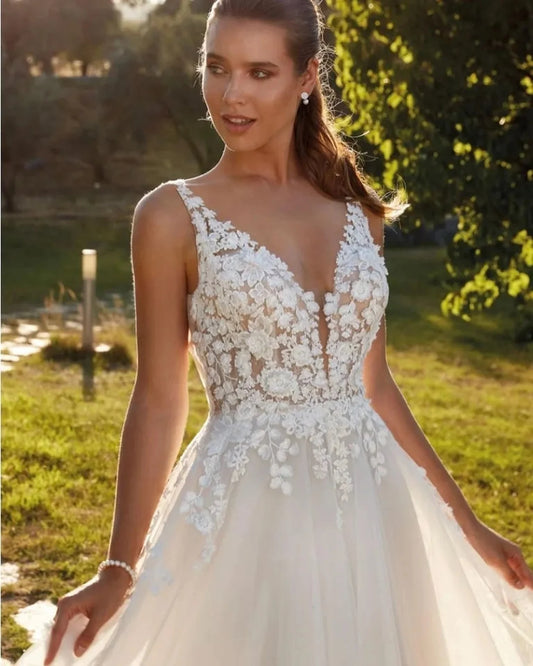 Une robe de mariée en tulle 2024 sexy Voir à travers des applications en dentelle sans manches V Briderie de robe de chambre à coude