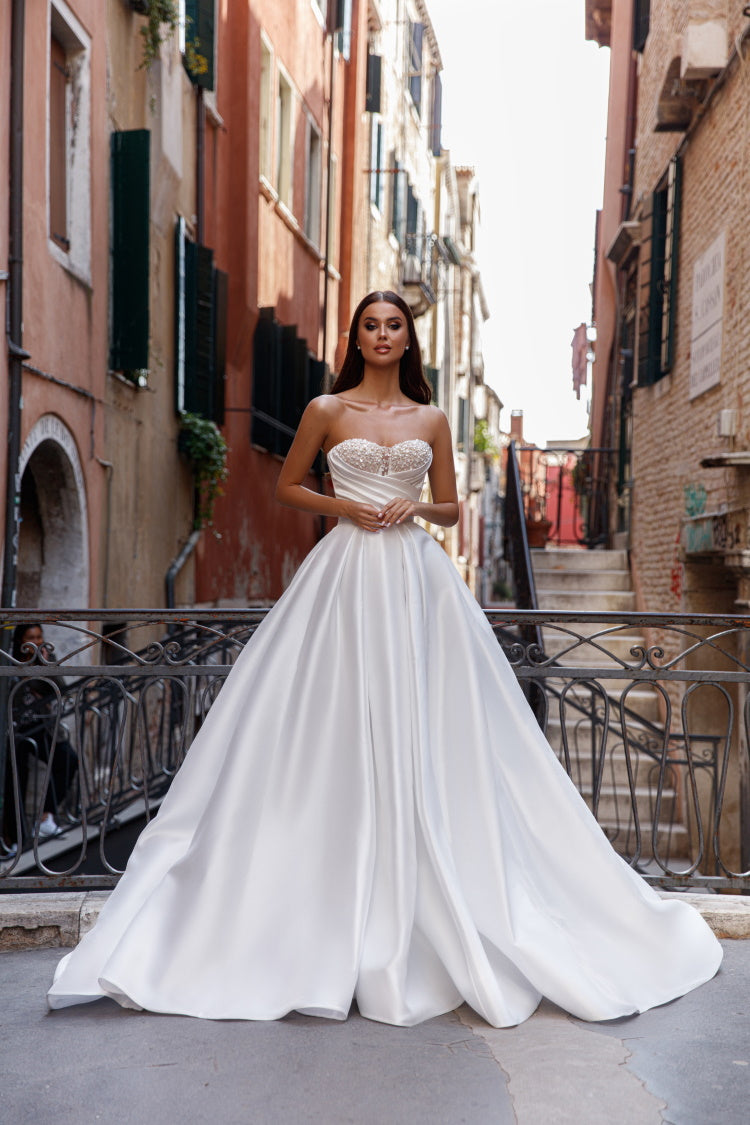 Luxury wedding dress