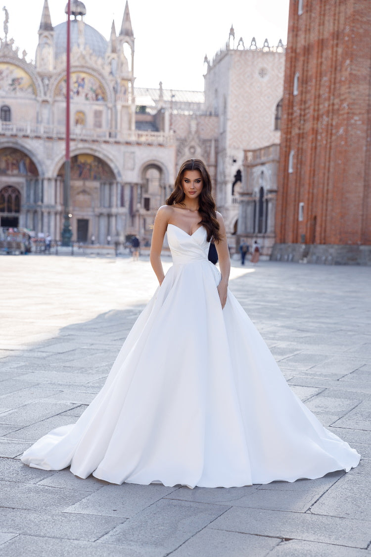 Luxury wedding dress